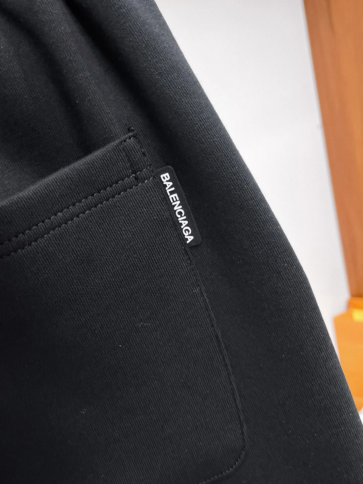 Balenciaga's three-standard complete 2026 summer New Arrival men's casual shorts, advanced custom-made Breathable fabric, Breathable fabric, extremely stretchy and comfortable, impeccable details, top-grade accessories, original logo design concept, delicate and soft feel! The upper body fit is awesome! Size: M-XXXL Please state your height and weight when ordering